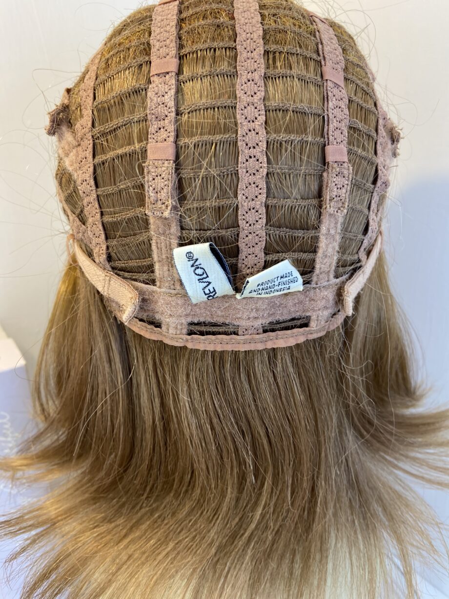 Stunning honey blonde wig. Bblls486
