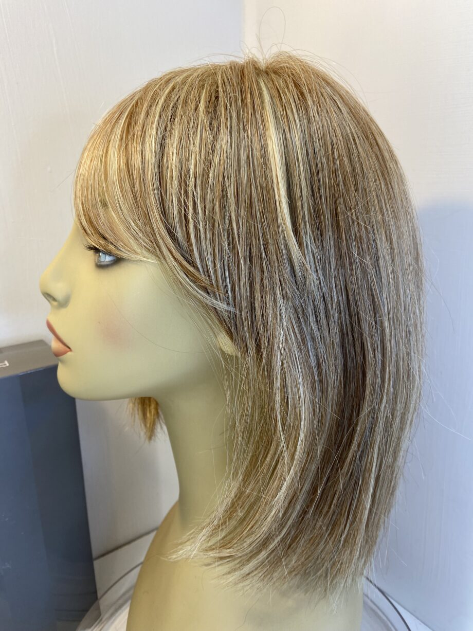 Blonde Raquel Welch wig. Bblms488