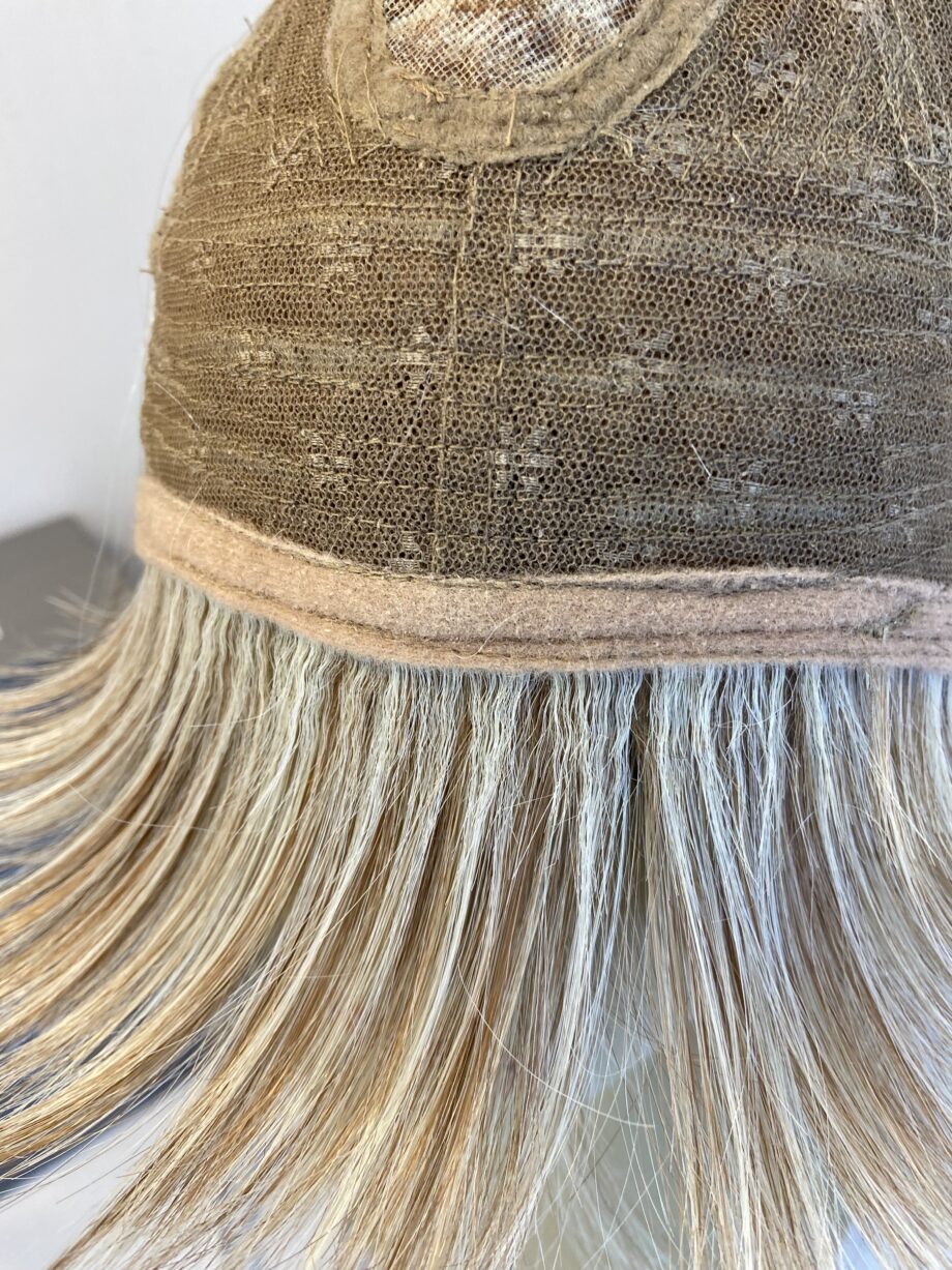 Blonde Raquel Welch wig. Bblms488