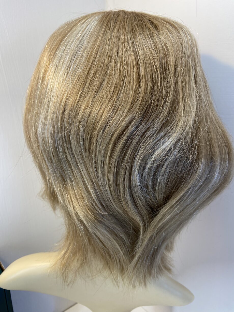 Blonde highlighted human hair wig. Bblms494