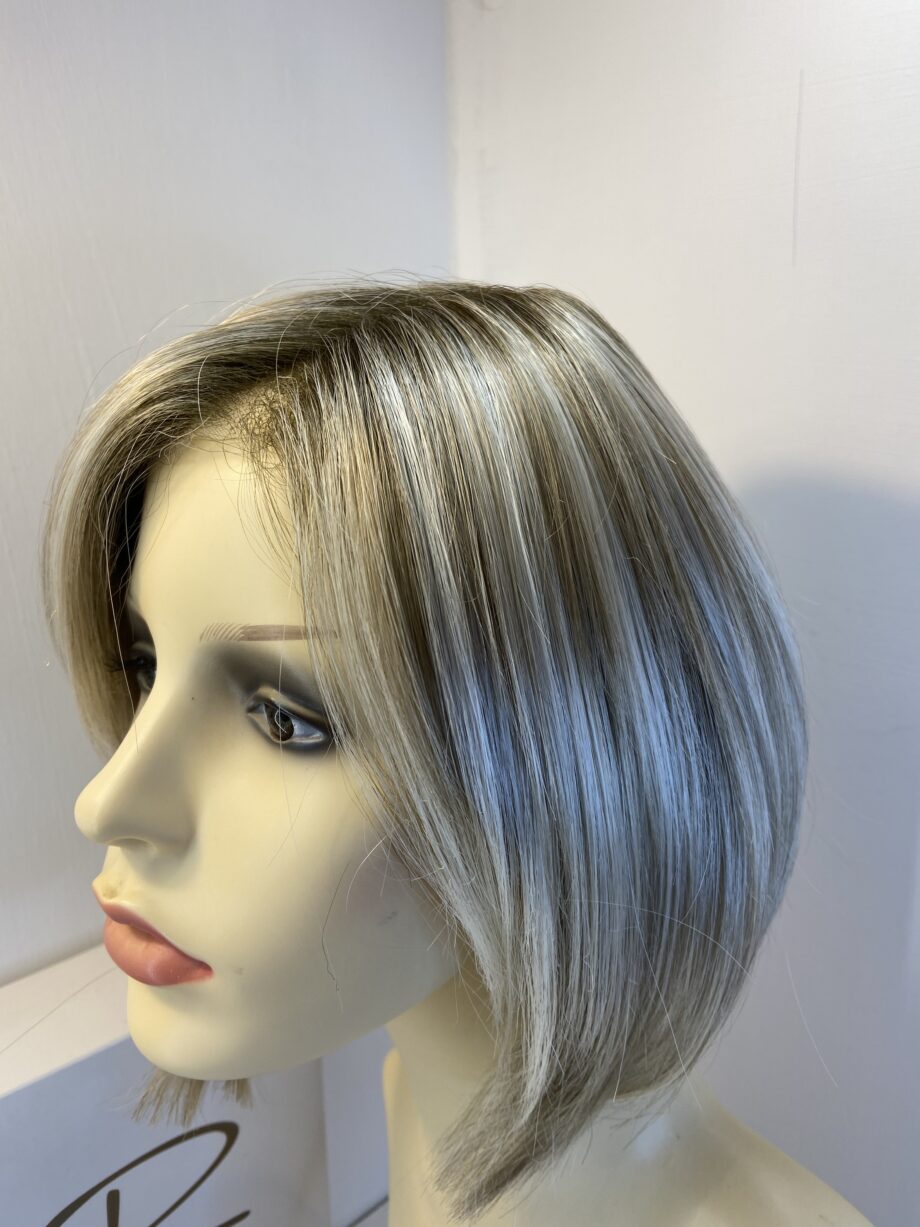 Gorgeous new blonde rooted wig. Bblms499