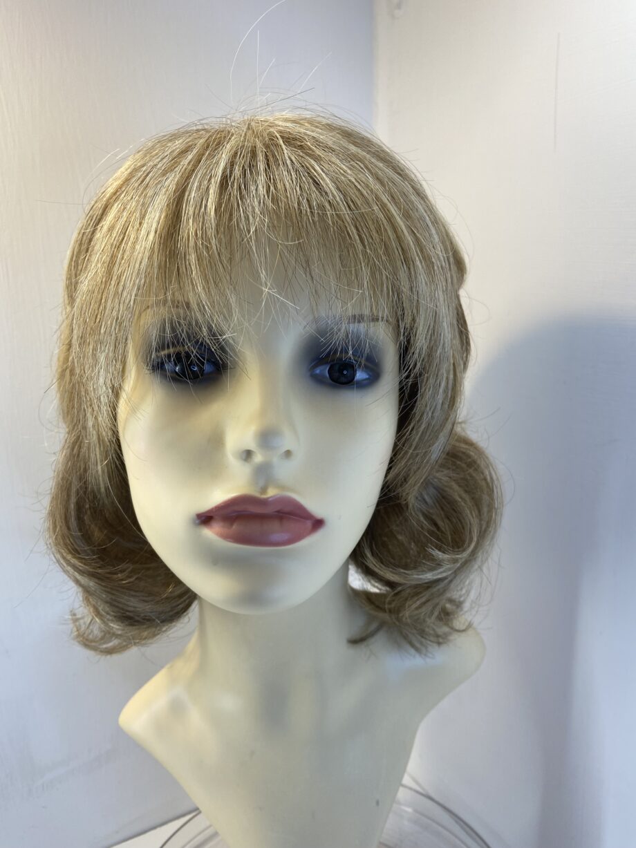 Long blonde wavy wig. Bbllw501