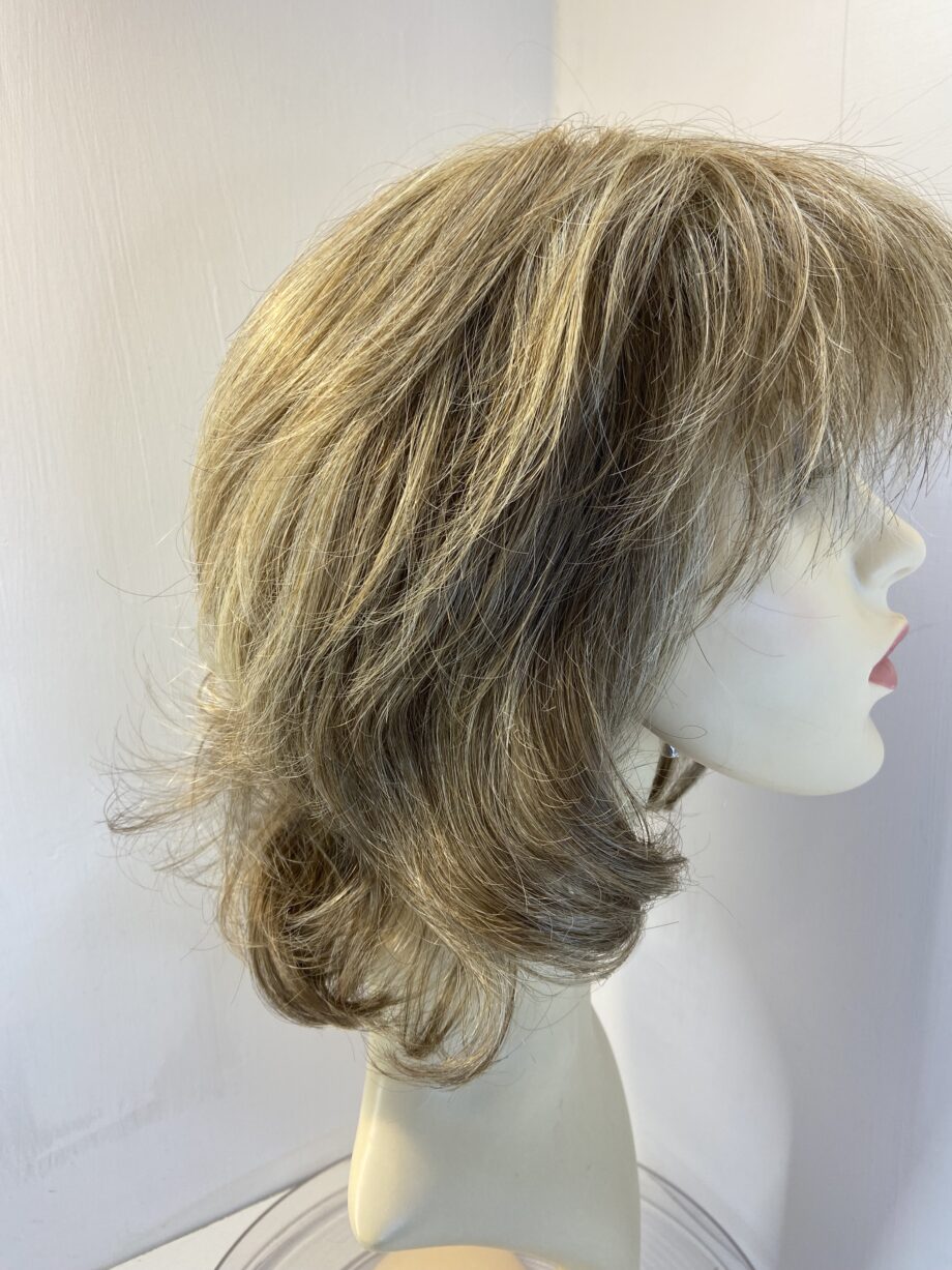 Long blonde wavy wig. Bbllw501