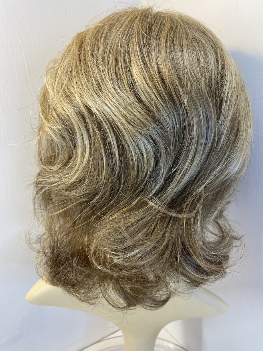 Long blonde wavy wig. Bbllw501