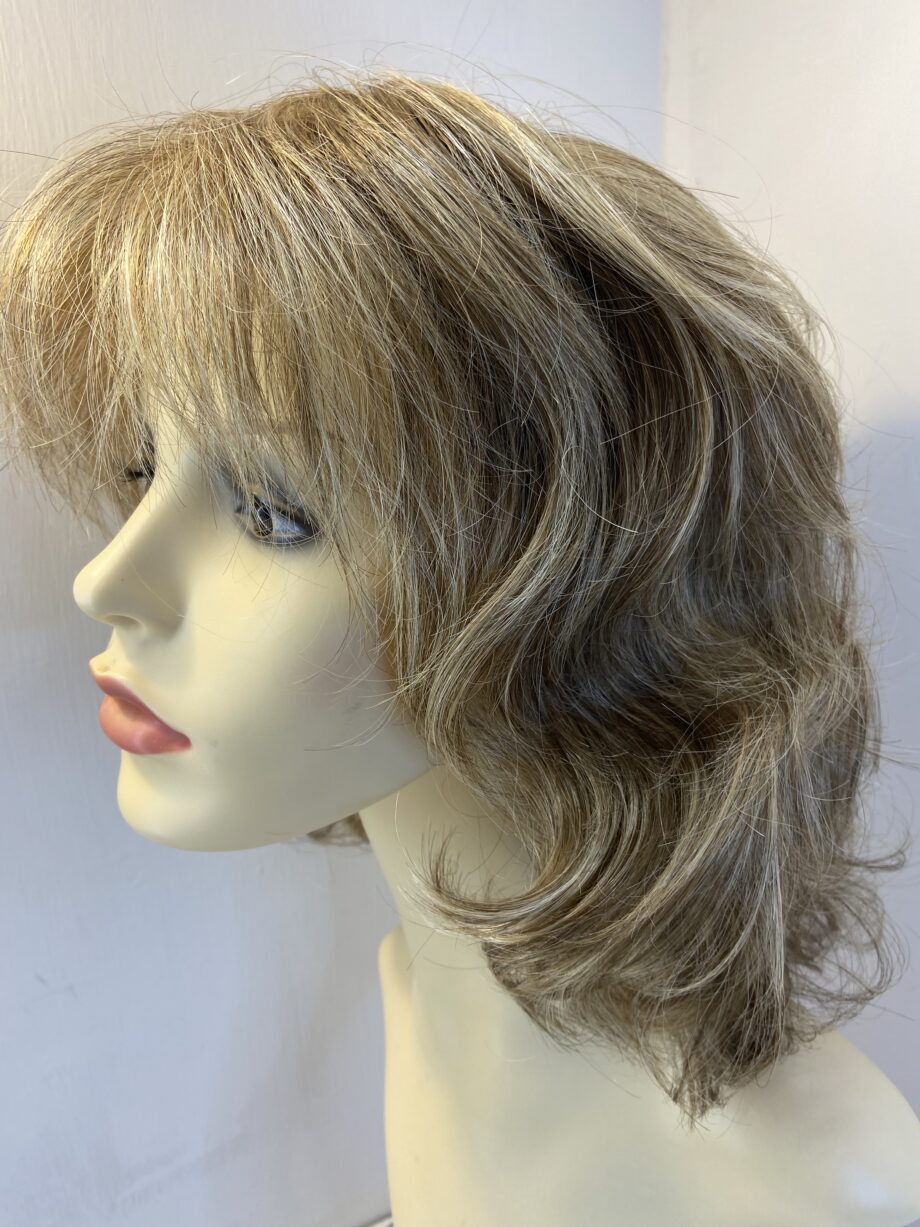 Long blonde wavy wig. Bbllw501