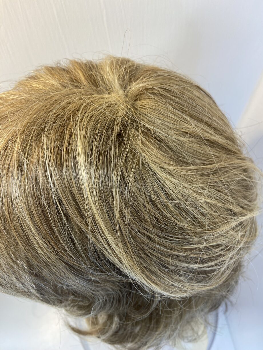 Long blonde wavy wig. Bbllw501