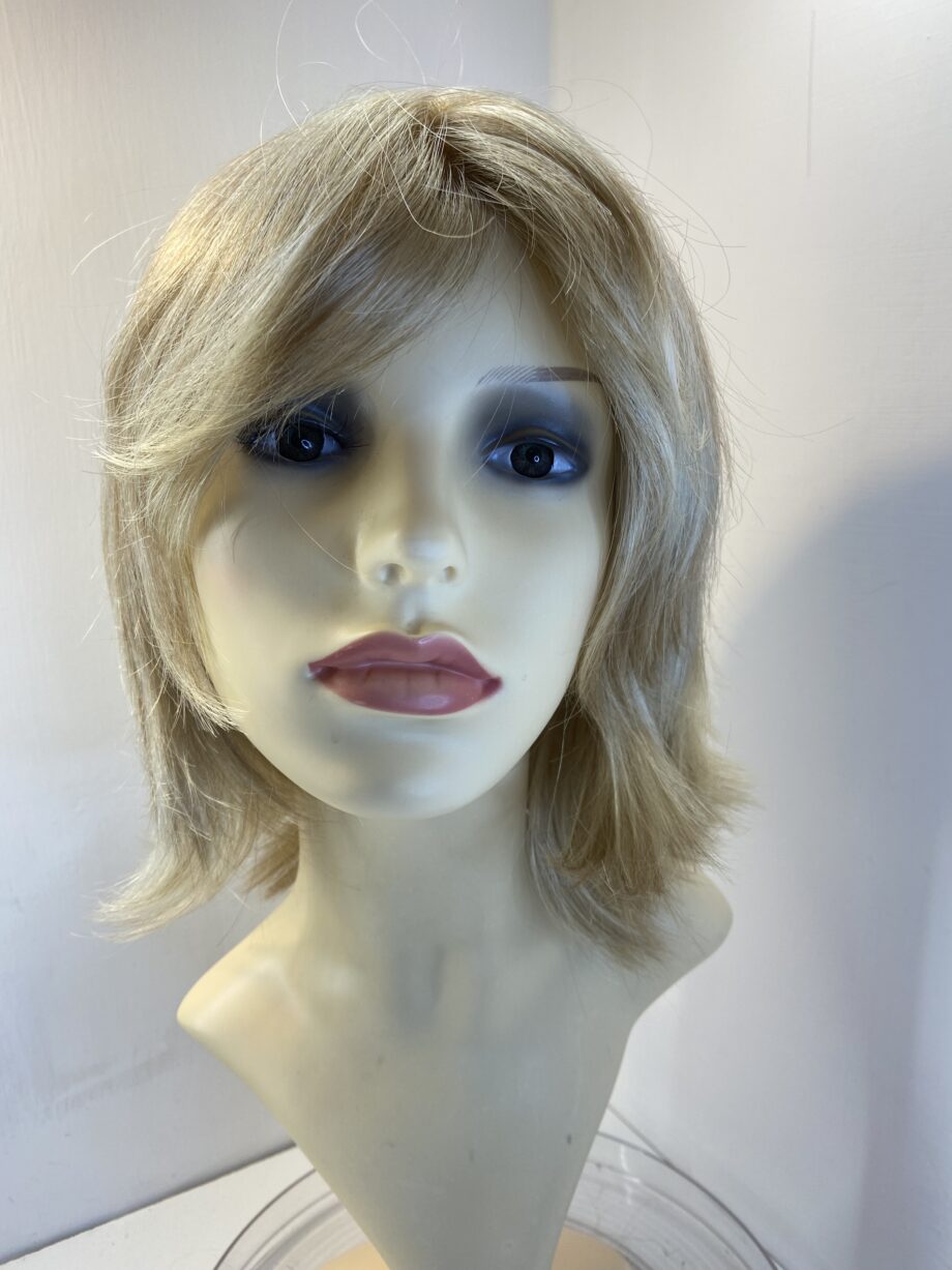 Stunning soft blonde wig. Blmw815