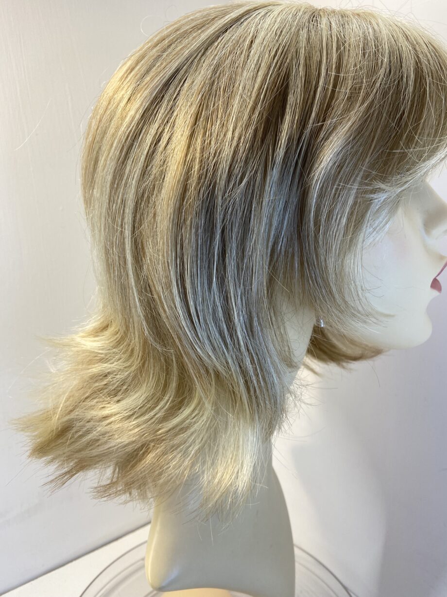 Stunning soft blonde wig. Blmw815