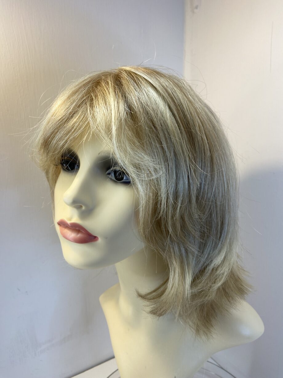 Stunning soft blonde wig. Blmw815