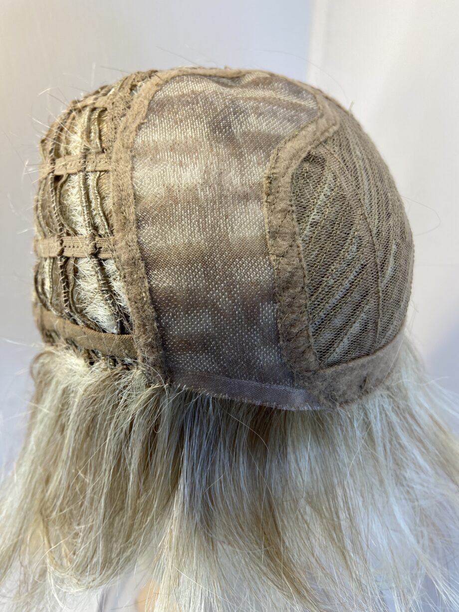 Stunning soft blonde wig. Blmw815