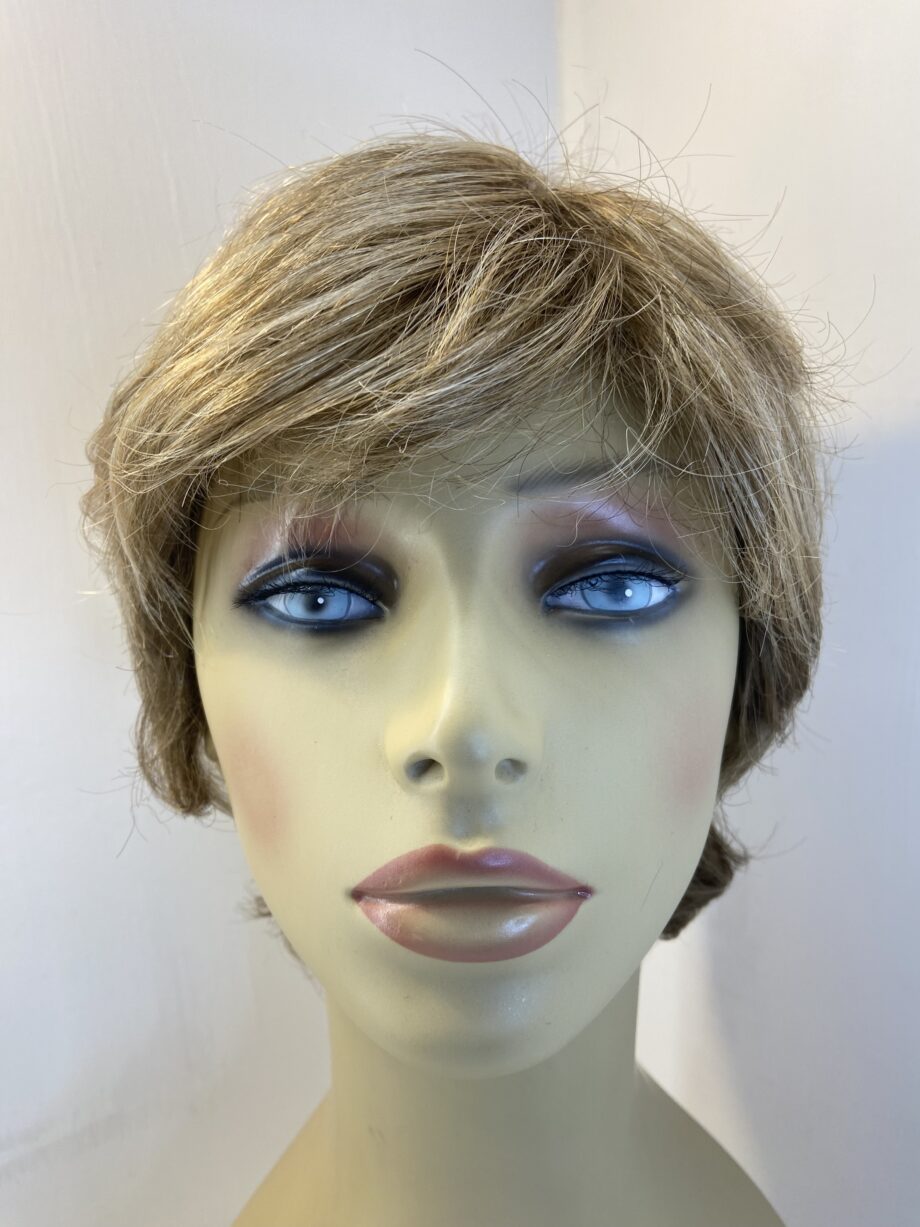 Beautiful Blonde short stylish wig. Blss818