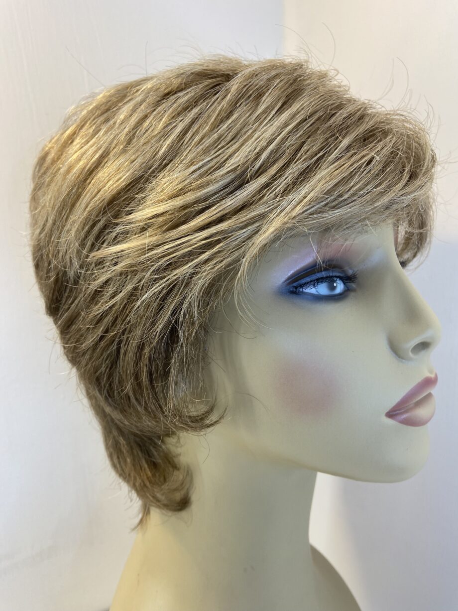 Beautiful Blonde short stylish wig. Blss818