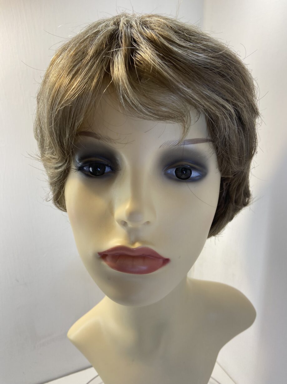 Short designer blonde wig. Blsw819