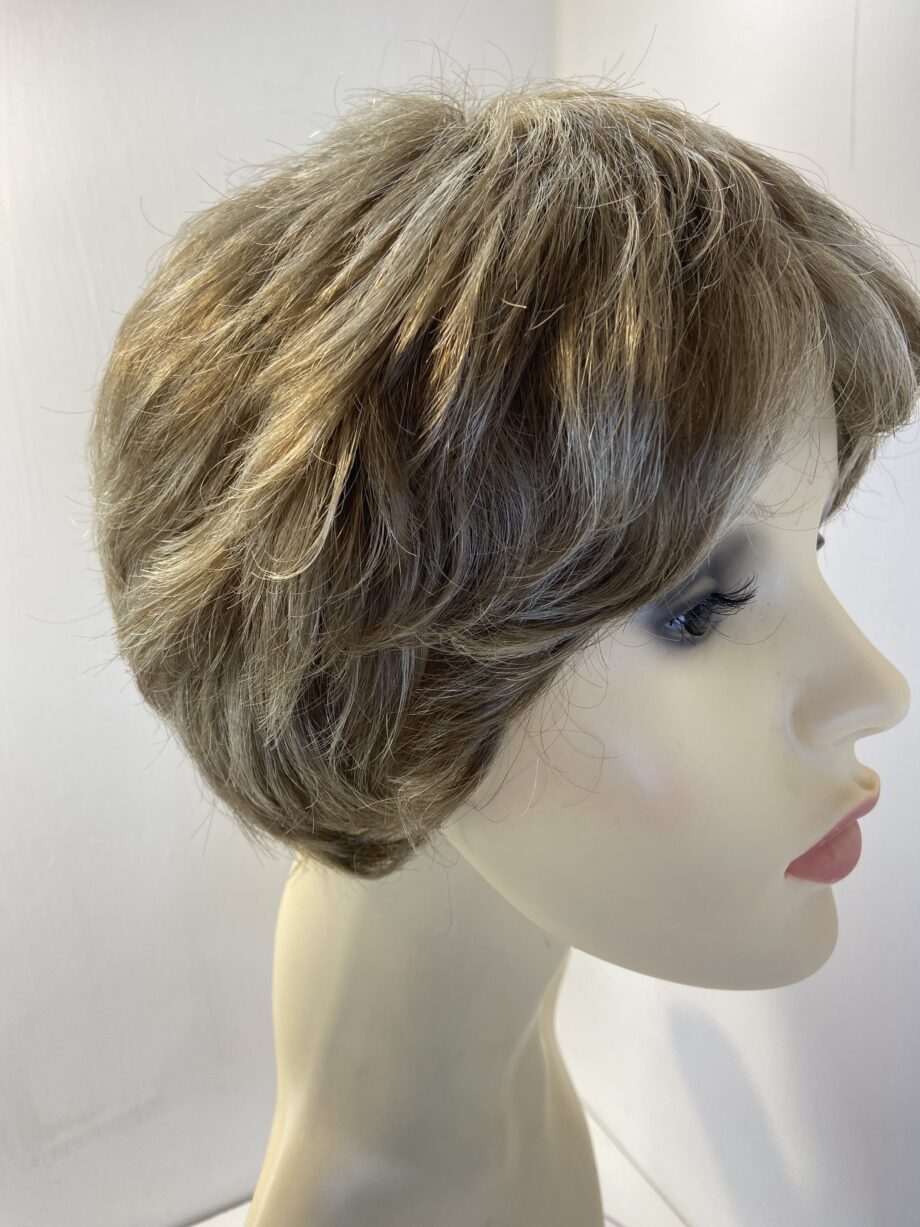 Short designer blonde wig. Blsw819