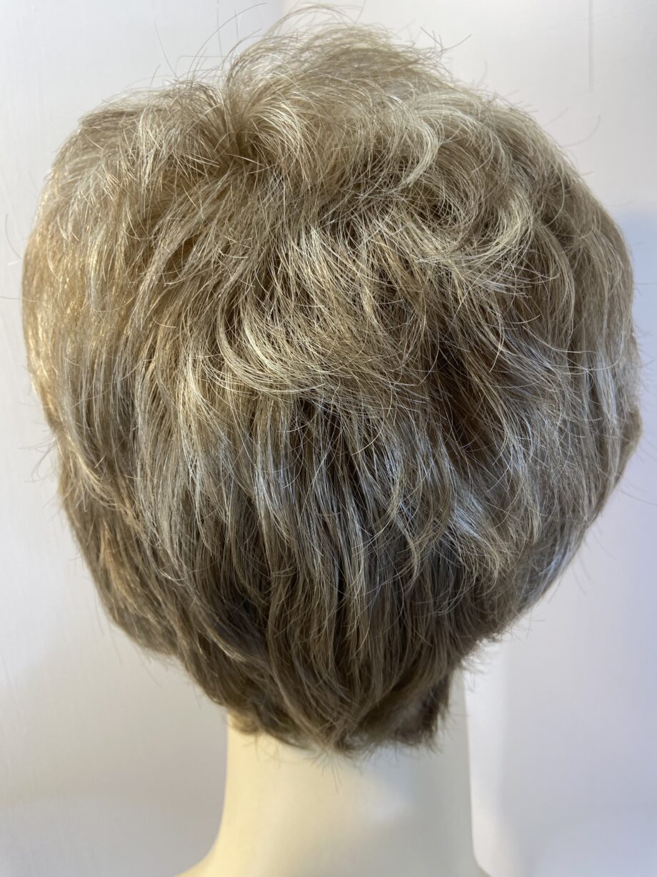 Short designer blonde wig. Blsw819