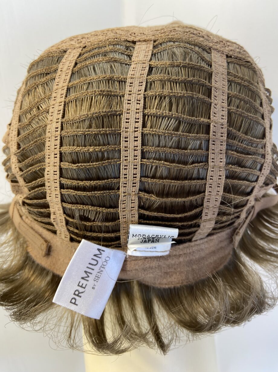 Short designer blonde wig. Blsw819