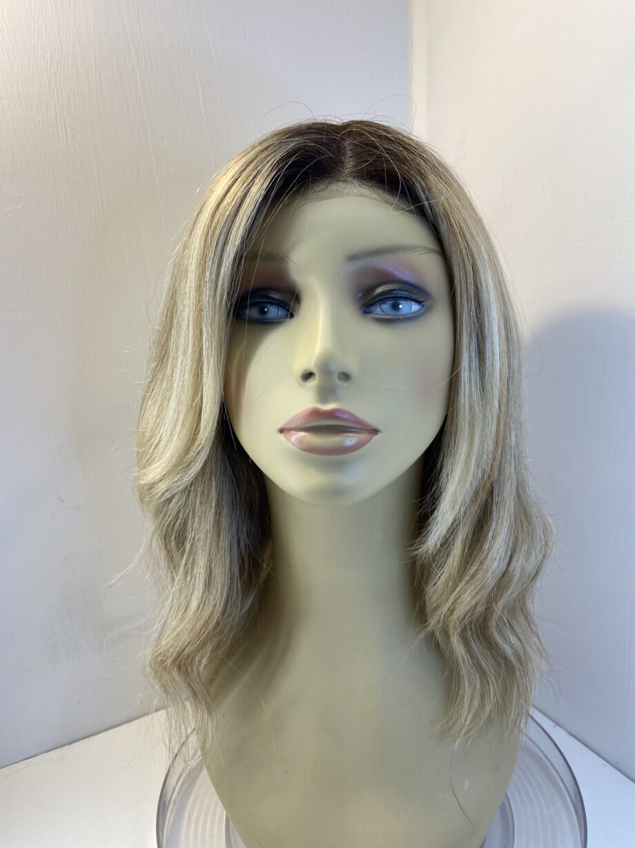 Beautiful blonde rooted long wig. Bllw519