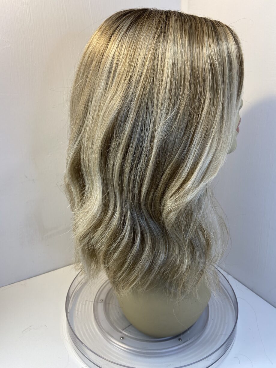 Beautiful blonde rooted long wig. Bllw519