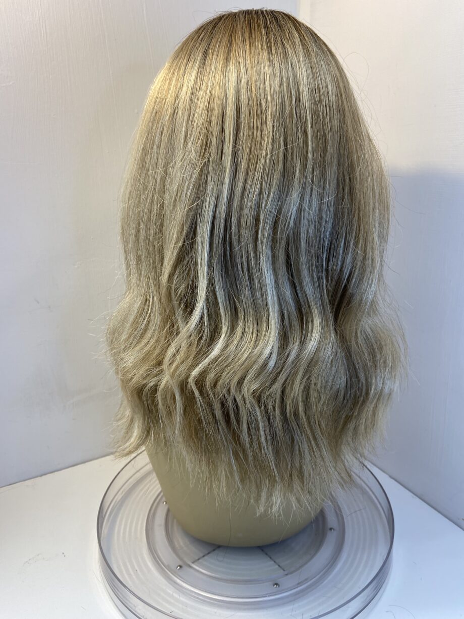 Beautiful blonde rooted long wig. Bllw519