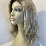 Beautiful blonde rooted long wig. Bllw519