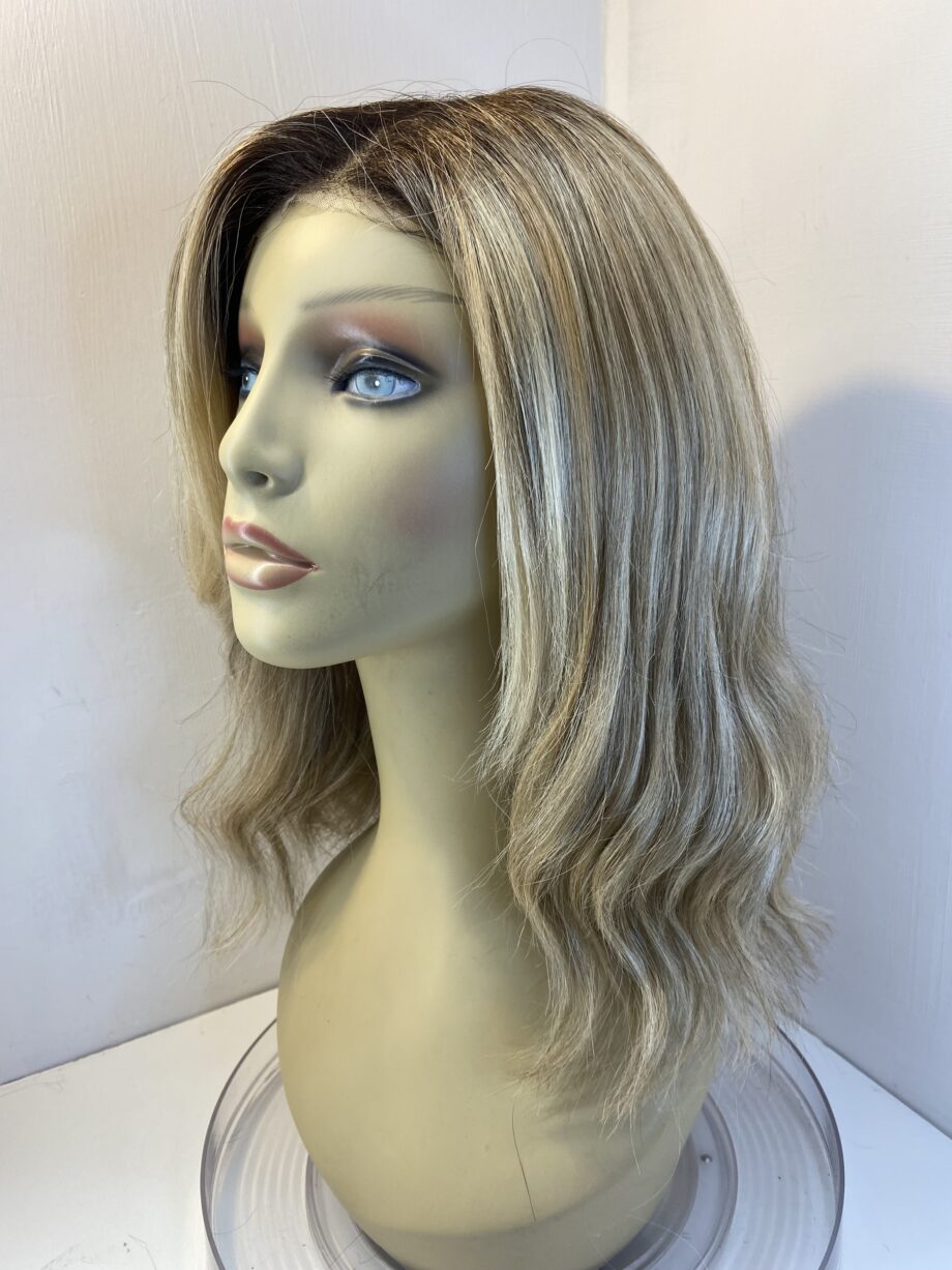 Beautiful blonde rooted long wig. Bllw519