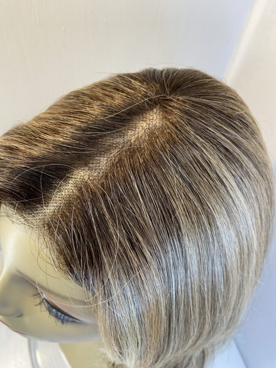 Beautiful blonde rooted long wig. Bllw519