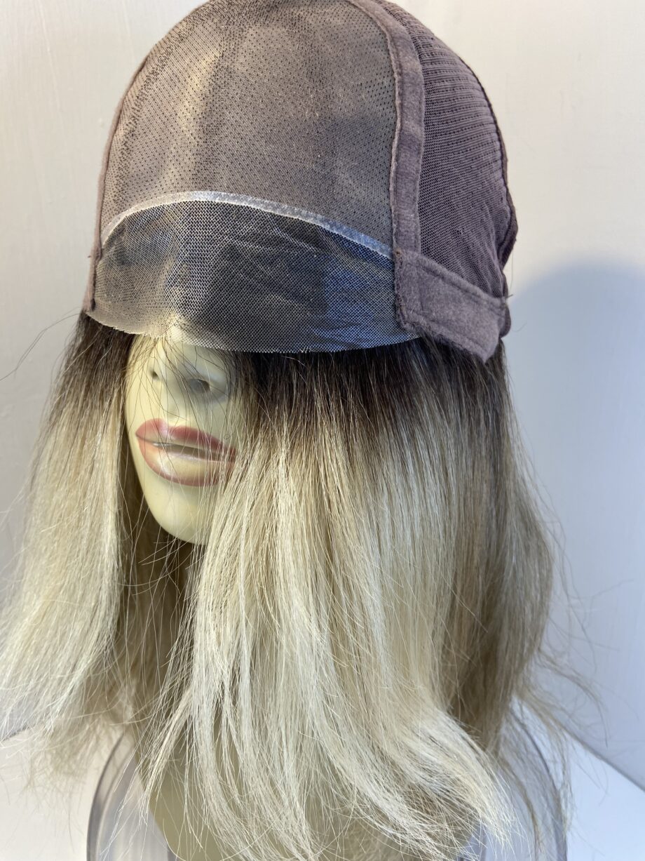 Beautiful blonde rooted long wig. Bllw519
