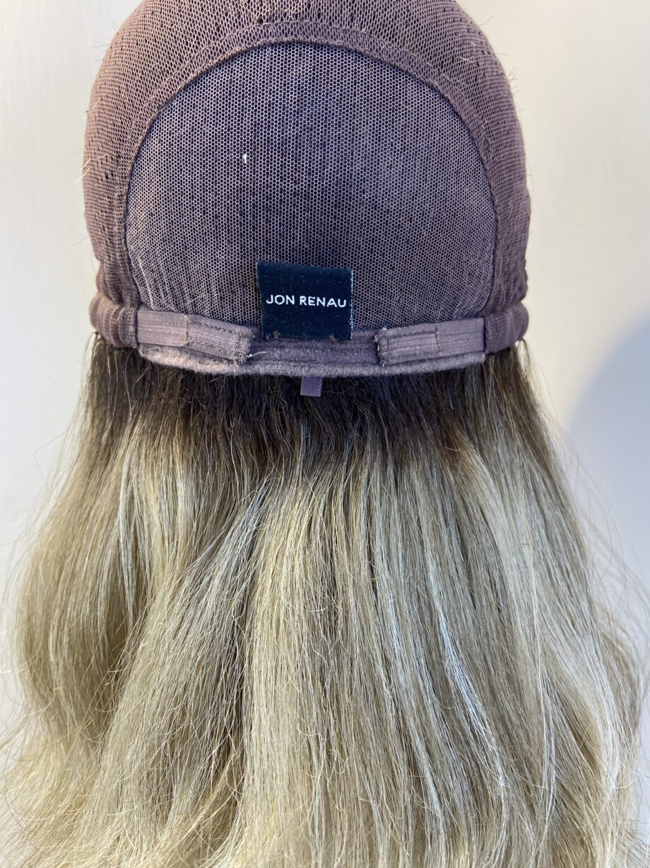 Beautiful blonde rooted long wig. Bllw519