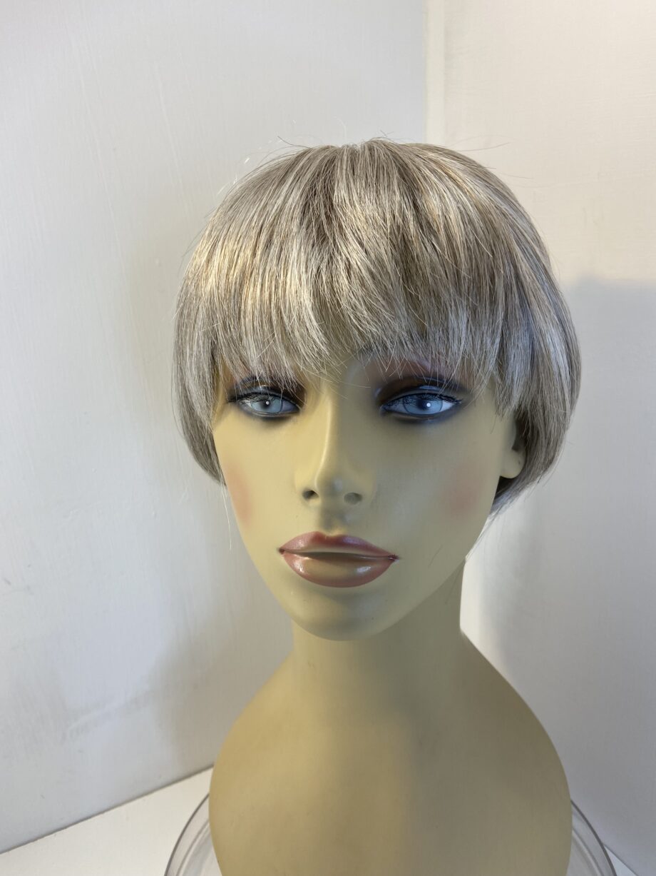 Silver grey short wig. Gss610