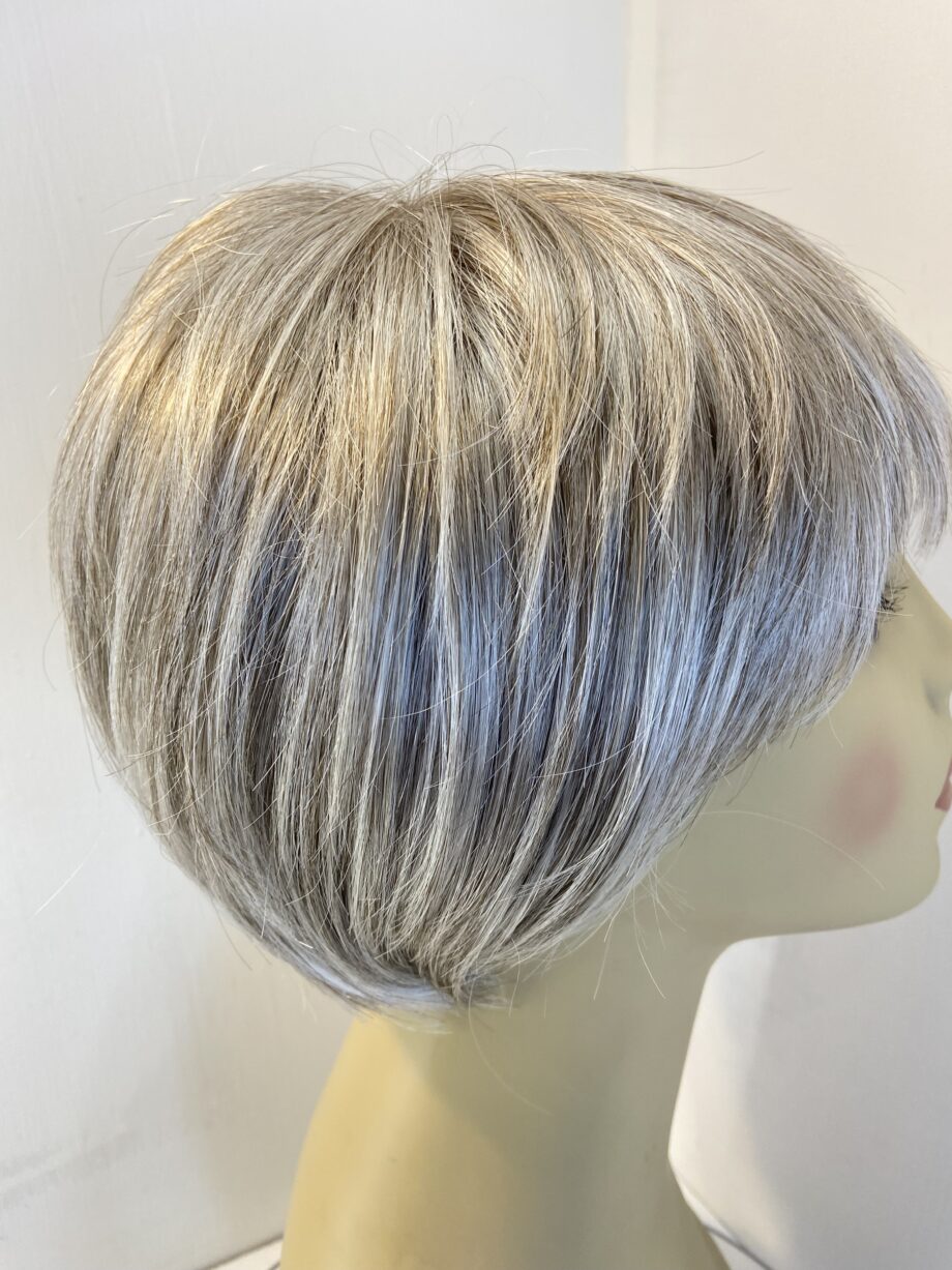 Silver grey short wig. Gss610