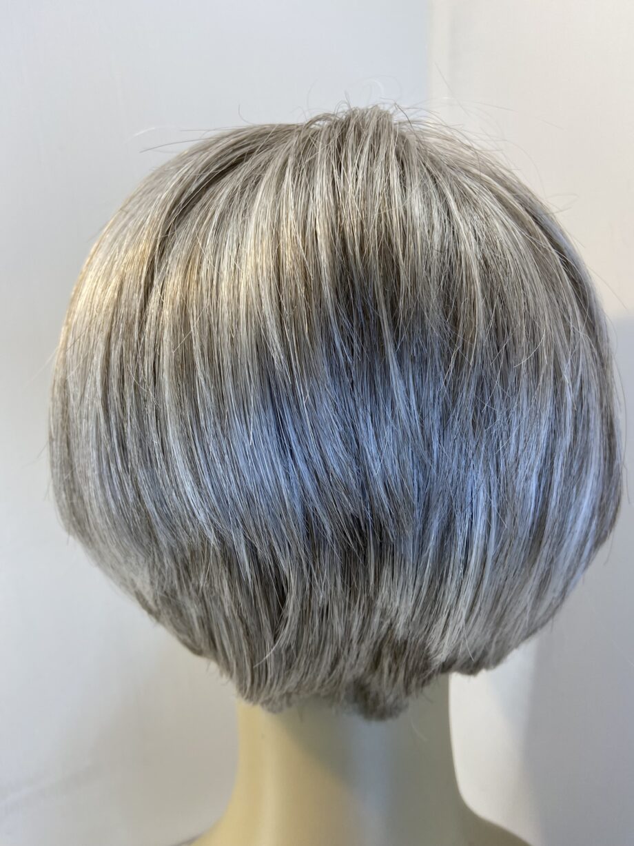 Silver grey short wig. Gss610