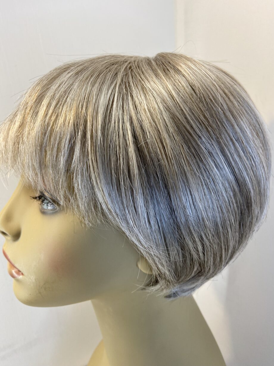 Silver grey short wig. Gss610