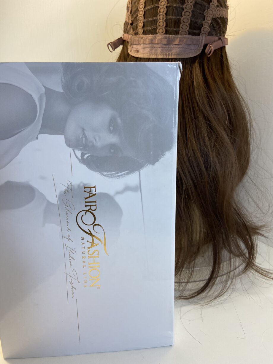 New long stunning brown boxed wig. Bbrls492