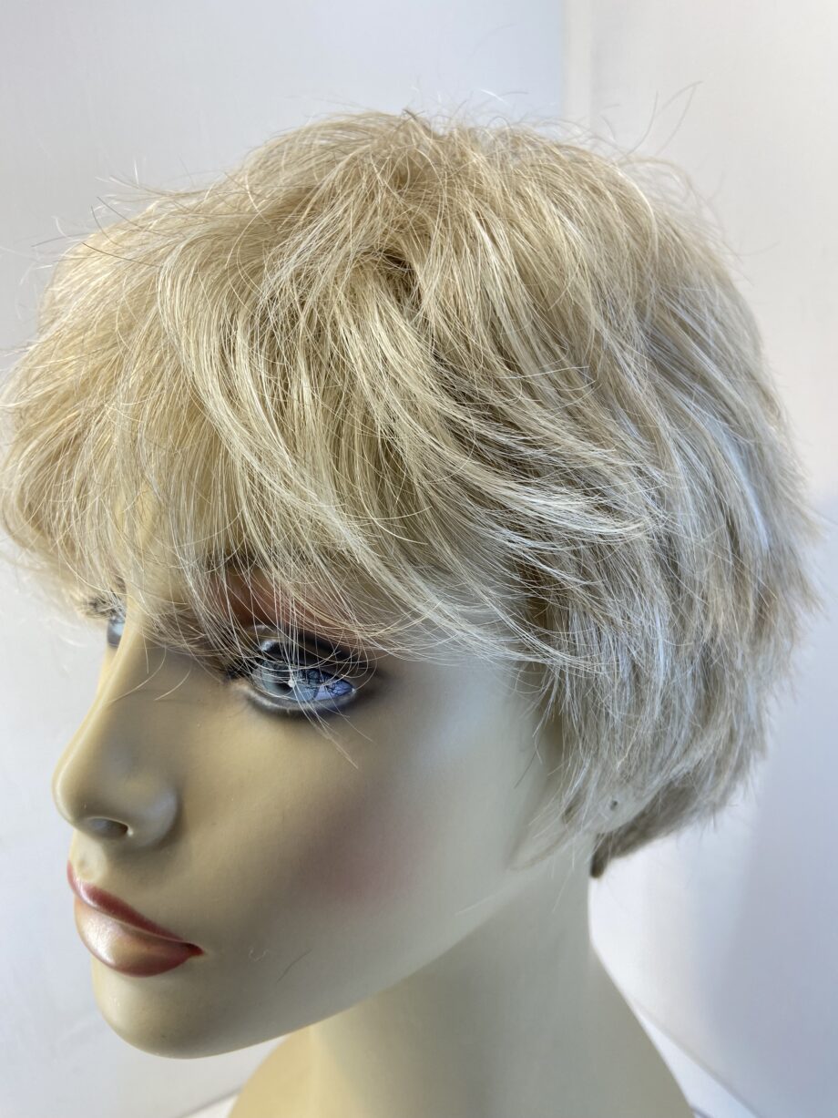 Short blonde soft wig. Blsw615