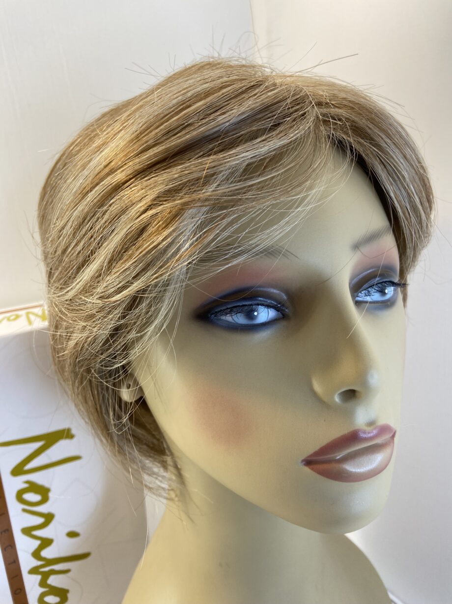 Blonde designer wig. Bblss496