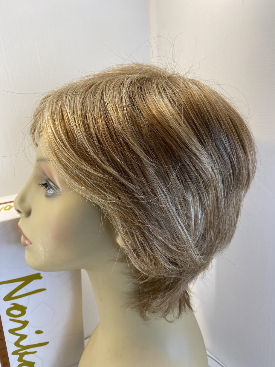 Blonde designer wig. Bblss496