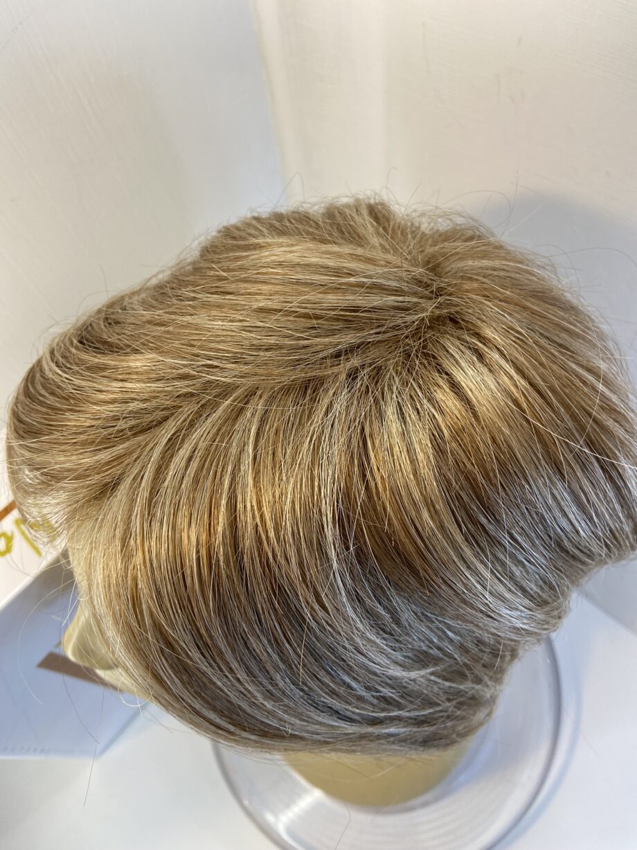 Blonde designer wig. Bblss496