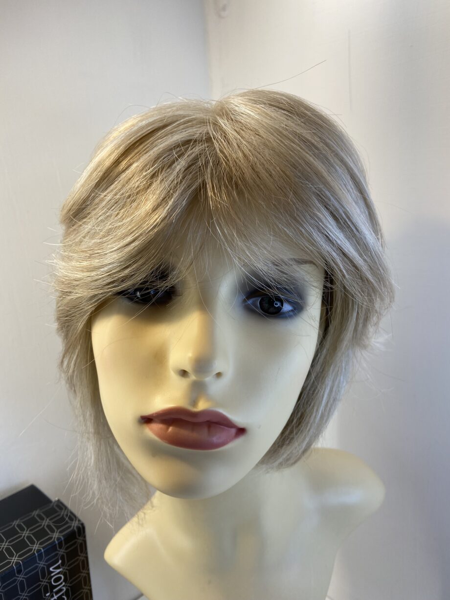 Blonde highlighted designer wig. Bblss497