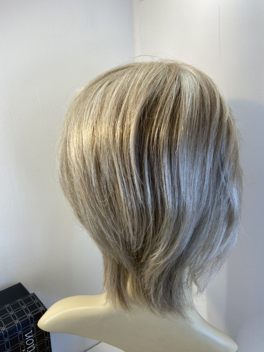 Blonde highlighted designer wig. Bblss497