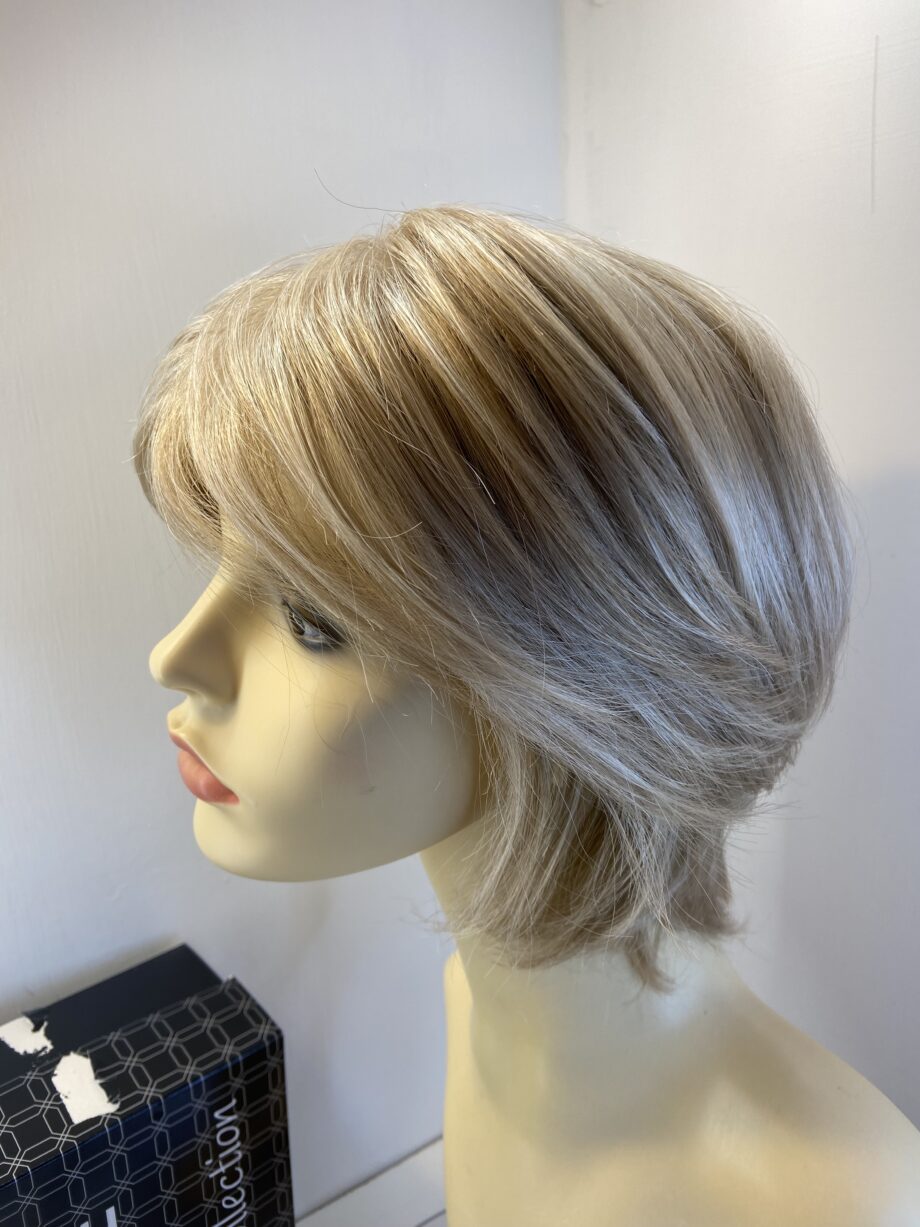 Blonde highlighted designer wig. Bblss497