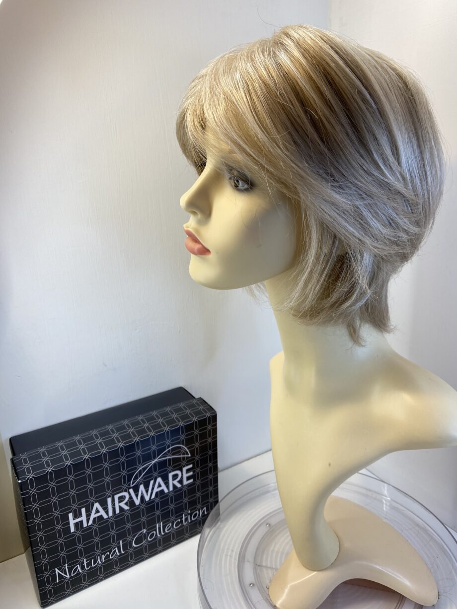 Blonde highlighted designer wig. Bblss497