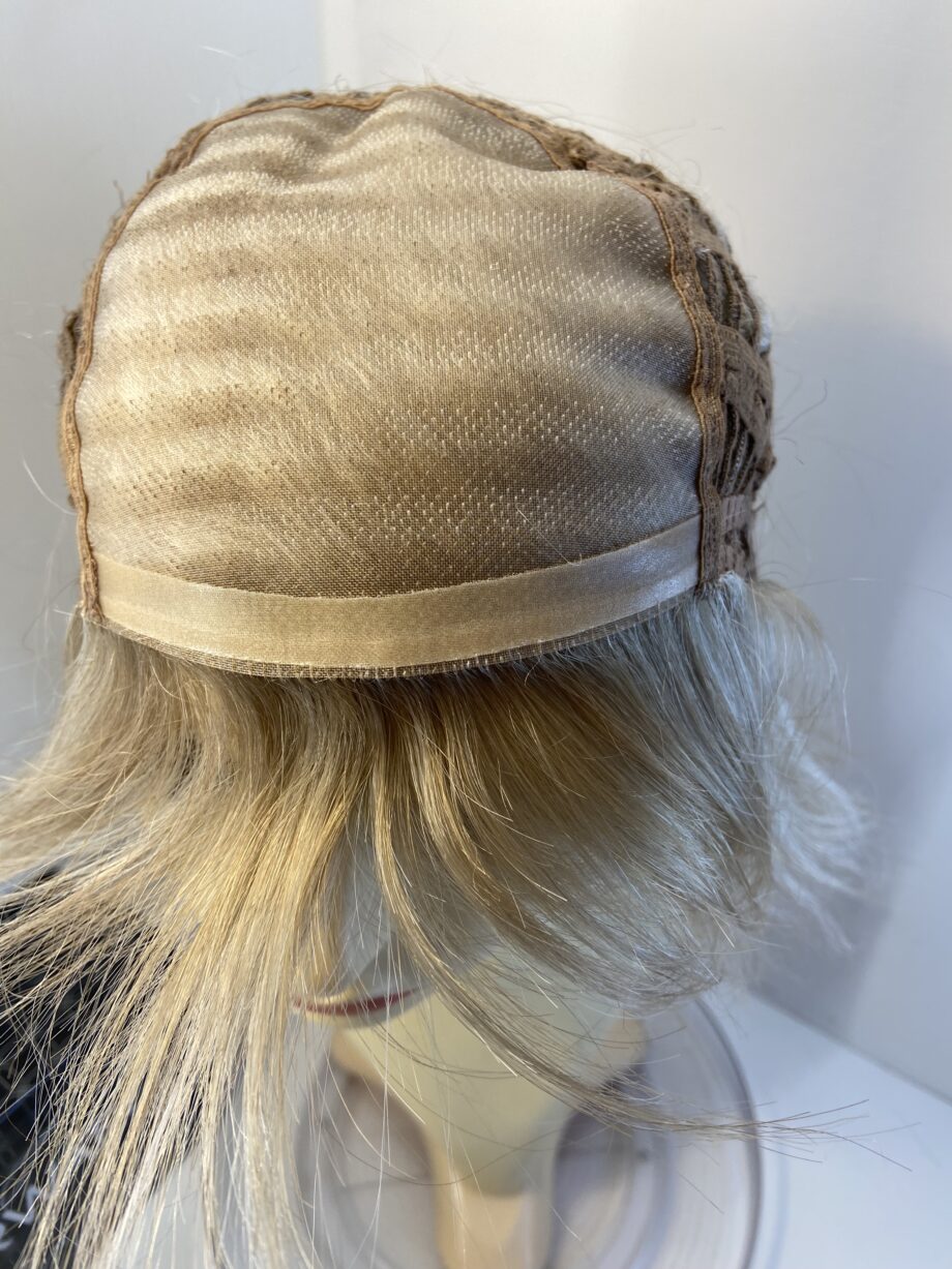 Blonde highlighted designer wig. Bblss497