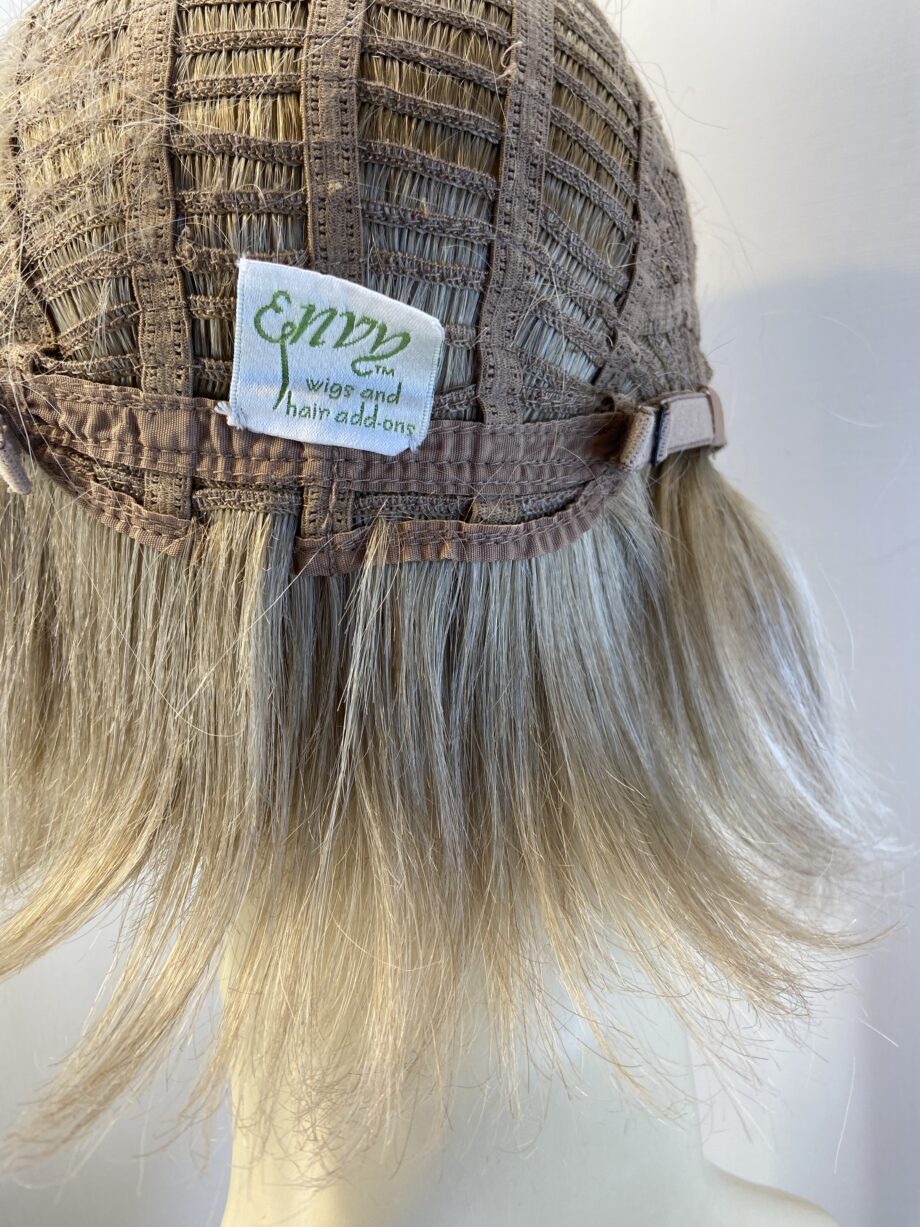 Blonde highlighted designer wig. Bblss497
