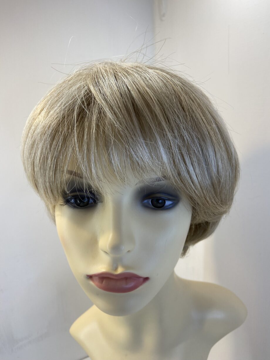 Soft blonde short wig. Blss619