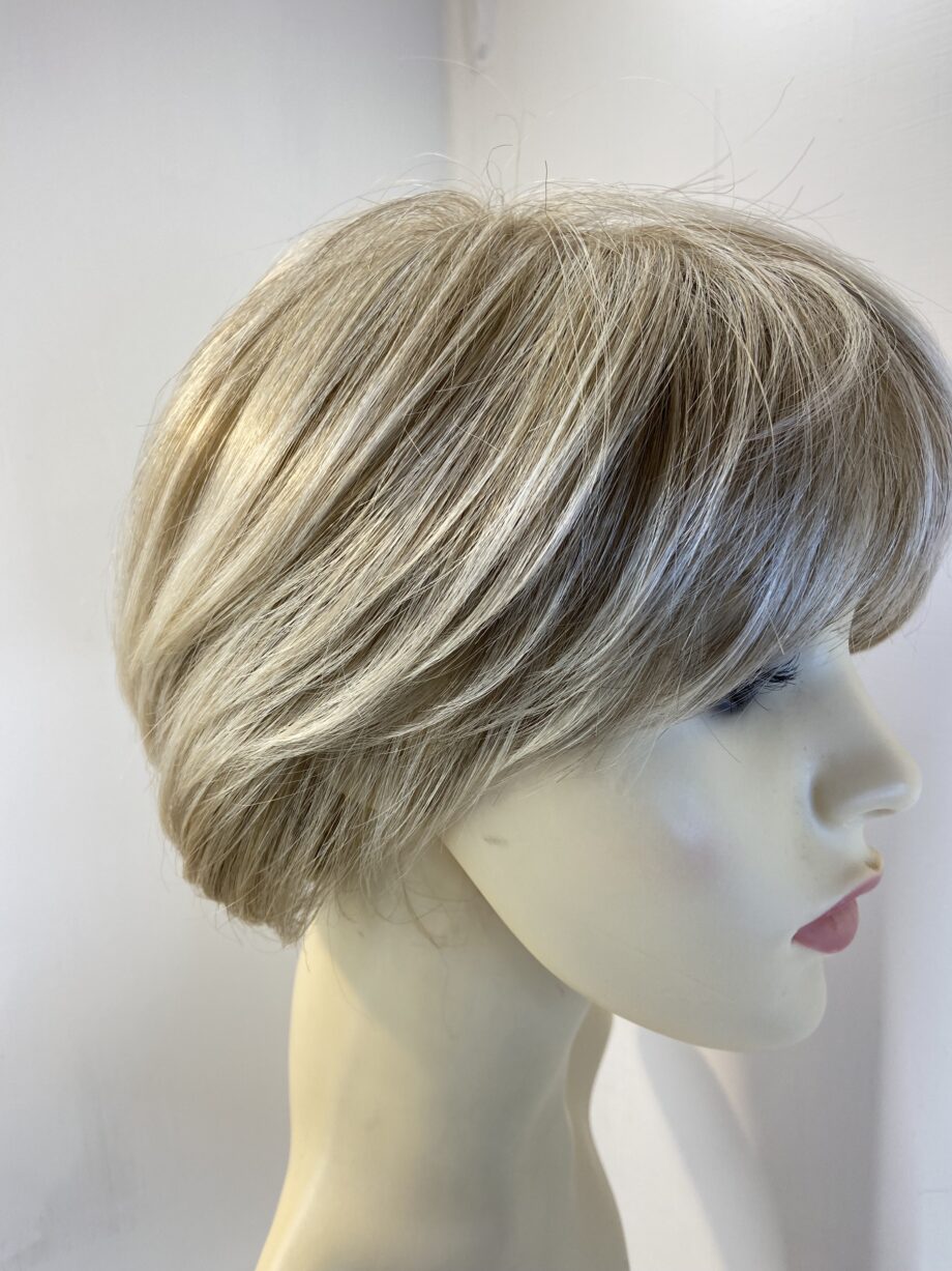 Soft blonde short wig. Blss619