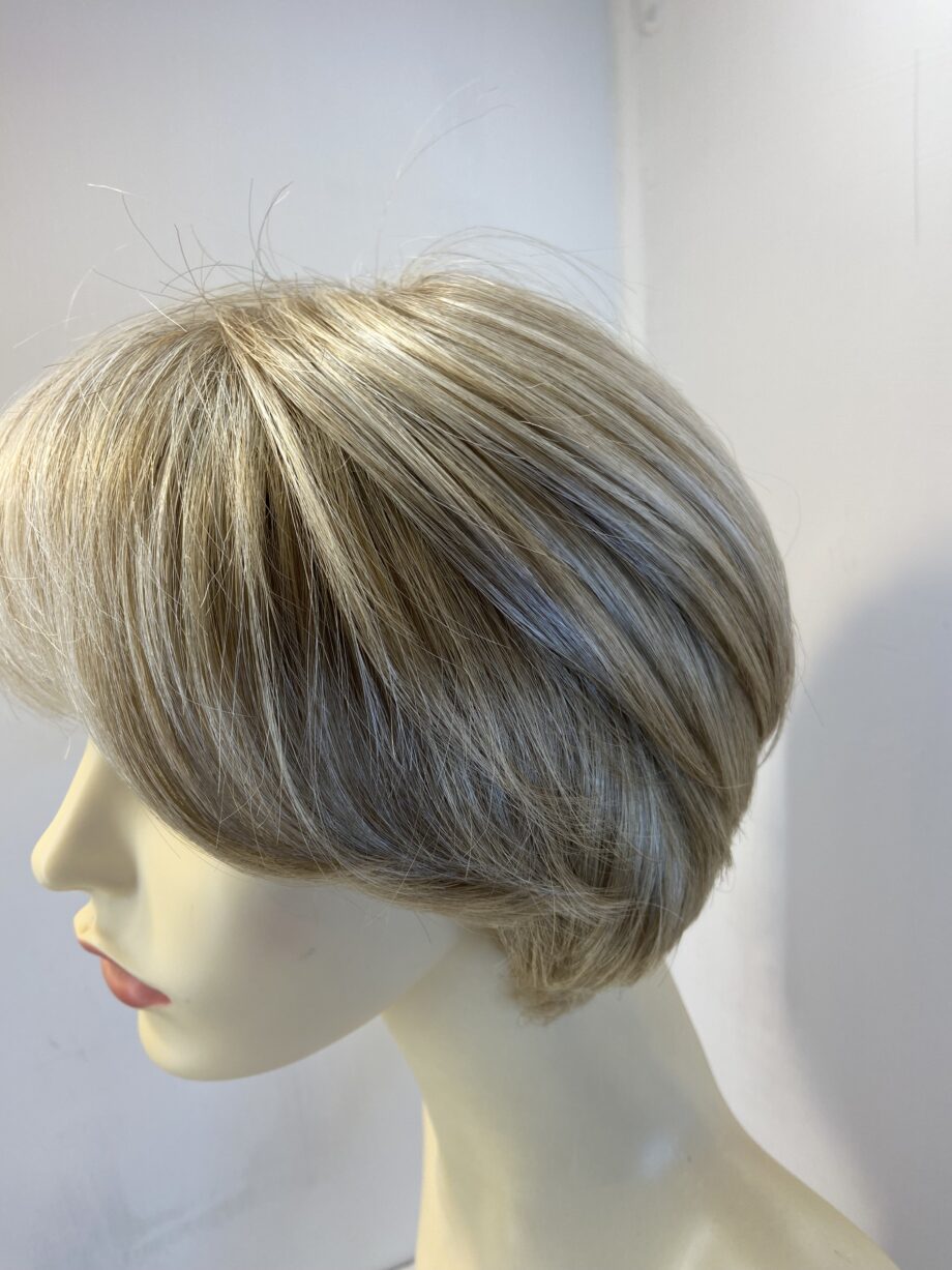 Soft blonde short wig. Blss619