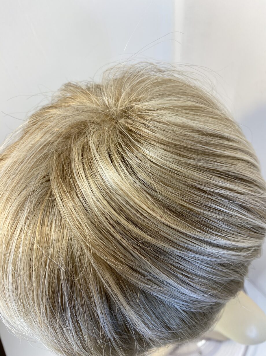 Soft blonde short wig. Blss619