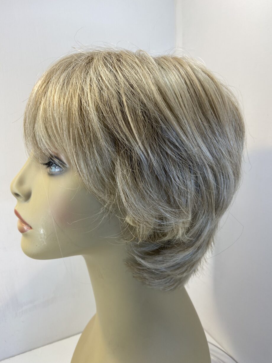 Rooted blonde stylish wig. Blss620