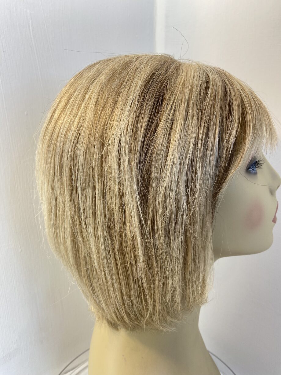 Blonde mid lengths highlighted wig. Blms315