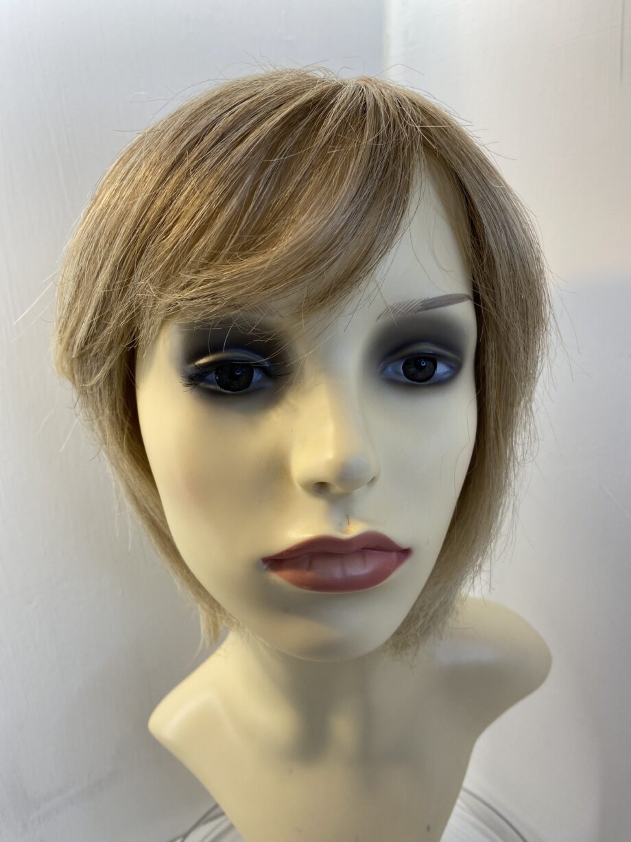 Blonde highlighted wig. Blms316
